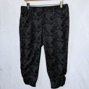 Eddie Bauer Adventure Capri Pants Ruched Leg Women's 6 Gray Black Topography